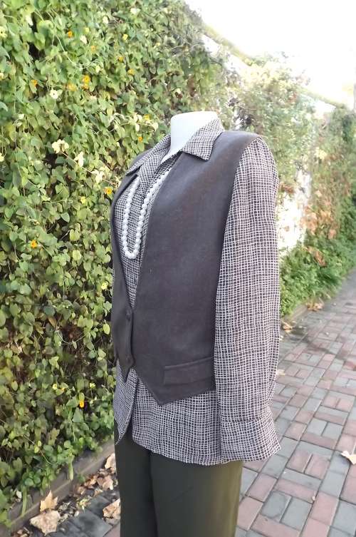 Ladies brown woolen waistcoat.Close low on front with 2 buttons.Size 44/20.Lined.Two straps at back