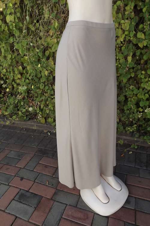 Slick tailored ankle length ecro colour skirt.In size 38/14 by Woolworths. 53% viscose 47% polyester