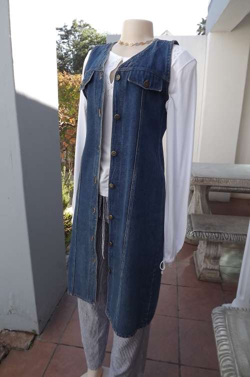 Fashionable sleeveless denim coat.Button down front.Size 32/8.Two dummy pockets on front.
