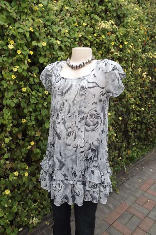 Beautiful silvergrey floral long frilled top by Maya size 36/12.Short double capped sleeves