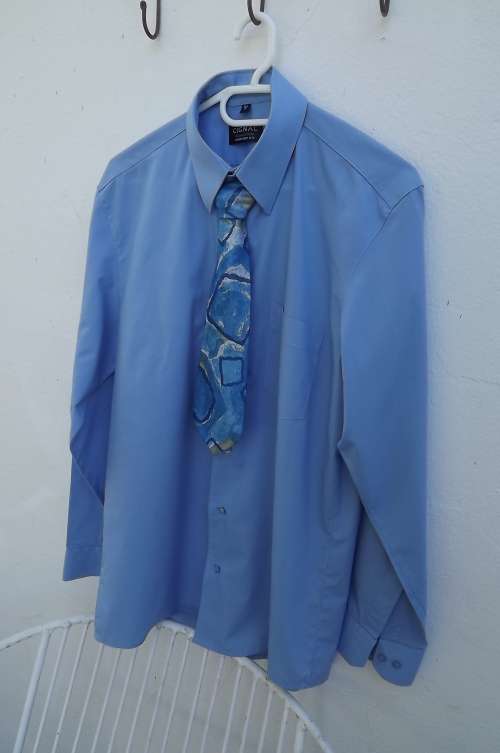 Skyblue long sleeve men`s shirt by Cignal in comfort fit size 39/15.5 neck. Size M. Free tie