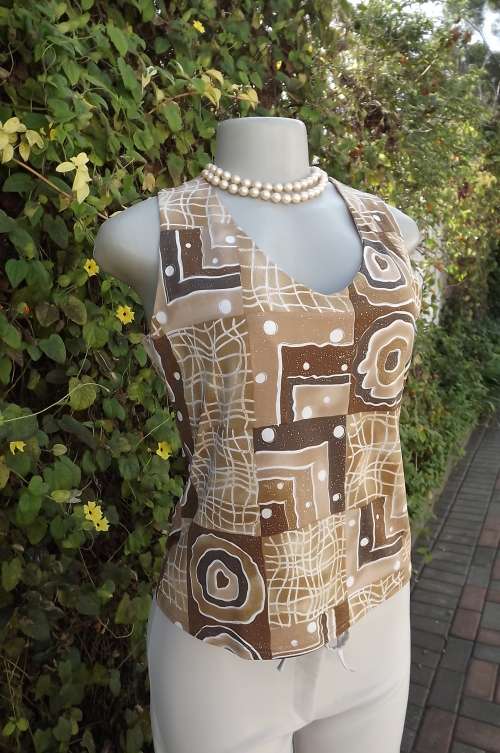 Pretty geometric patterned beige/brown silky stretch polyester top Size 36/12 by Topics.As new