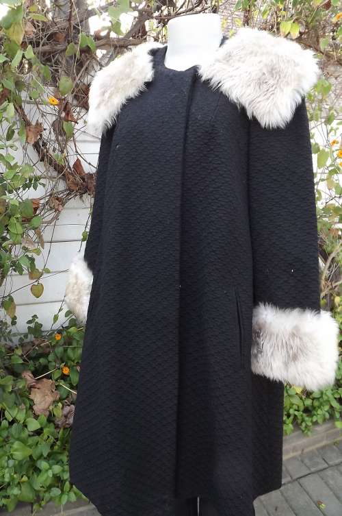 stunning black coat containing 72%wool.Full nylon lining. Size 34/10.Flare cut.Excellent condition