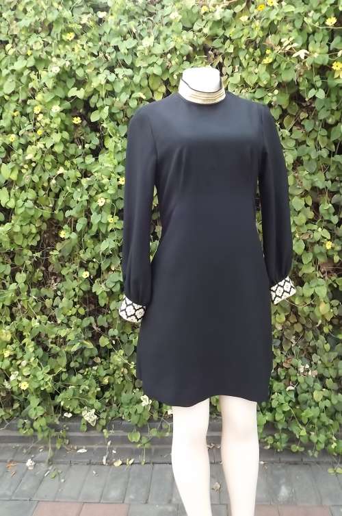 Stunning black knee length "Cosmopolitan" dress. Purdy style.size 36/12.As new