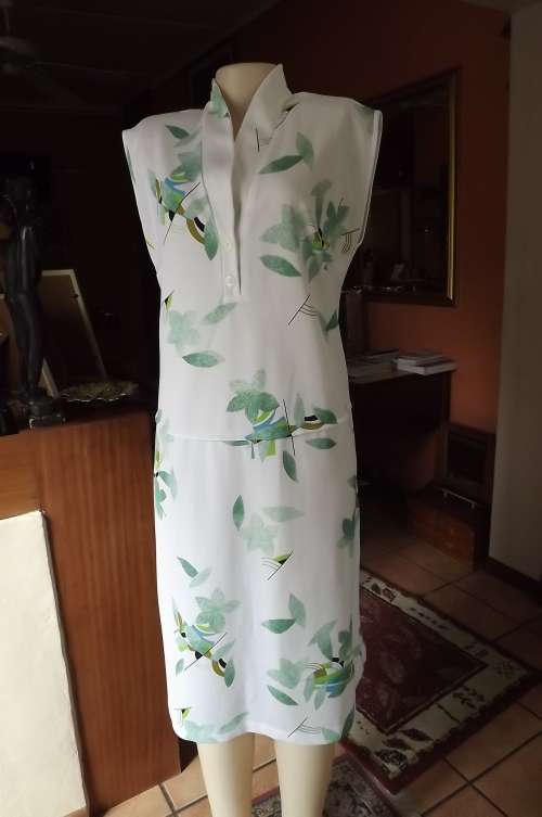 White sleeveless crimplene  shift dress with green leaf design.size 42/18.Beautiful.Good condition