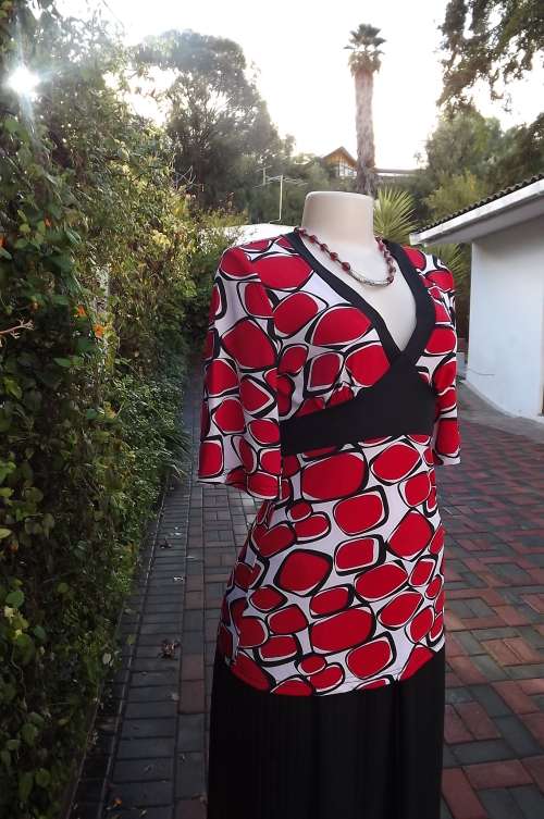 Pretty red,white and black silky stretch top in striking print by Posh Star.Size 34/10 V neck.