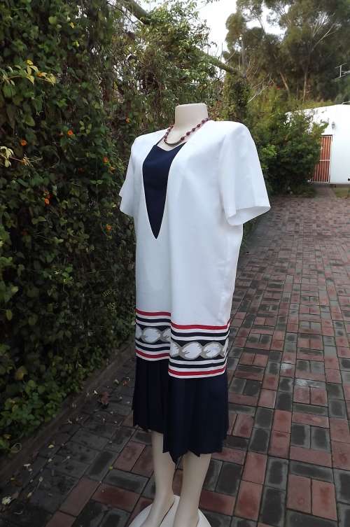Stunning vintage "Kresir" dress in red,navy and white.Size 38/14.Short knife pleated skirt.