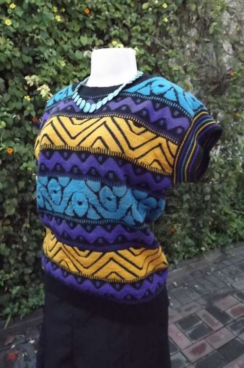 Attention grabing horizontally patterned acrylic knitted top.Size 34/10 by "Spirito"