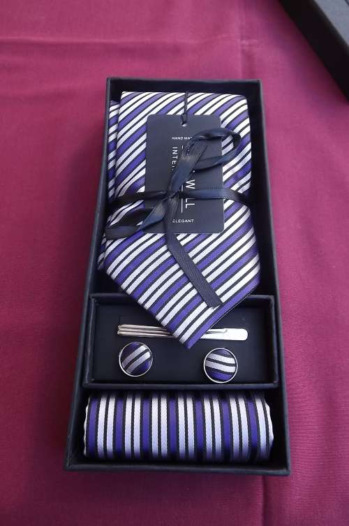 Elegant 100% Silk handmade 5 piece tie set.By Sam Well international. Tie width 8cm