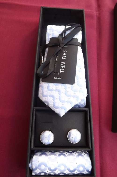 Modern 100% silk handmade 5 piece tie set.By Sam Well International.Tie width 5.5cm