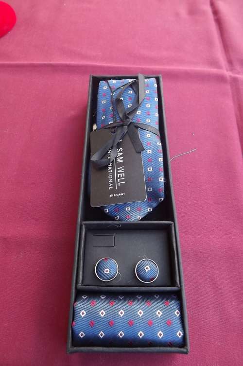 Modern 100% silk handmade 5 piece tie set.By Sam Well International.Tie width 5.75cm