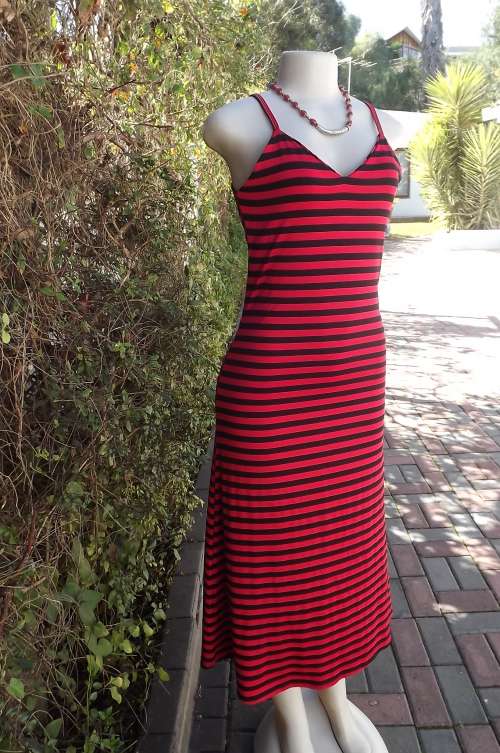 Sexy new strappy stretch polyester dress in red and black horizontal stripes.Size 34/10.New garment