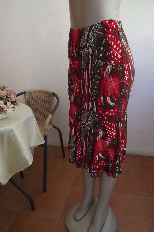 Pretty trumpet style paneled skirt in stretched polyester.Size 32/8.Used but in a good condition