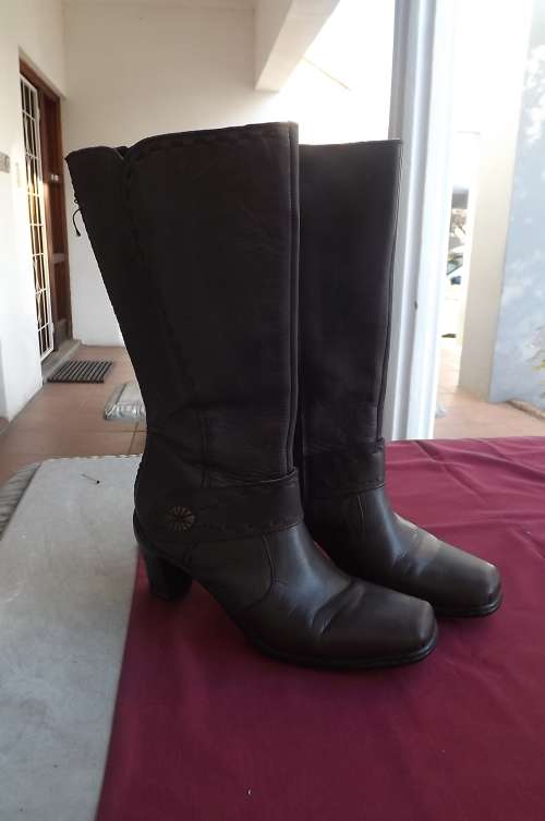 Pair of dark brown genuine leather "Tsonga" boots.Zip up at side.Size 38/45.As new
