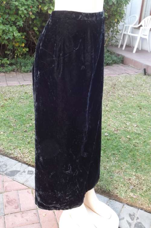 You will feel sensational in this long black creased  velvet lined skirt.Size 38/14.Slit in side.