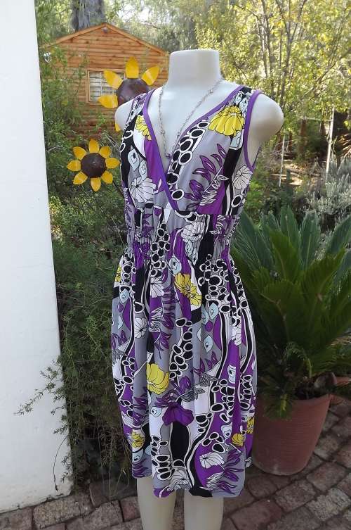 Cool used summer dress in cheerful colours. Elasticated middle.Size 36/12.Low back.