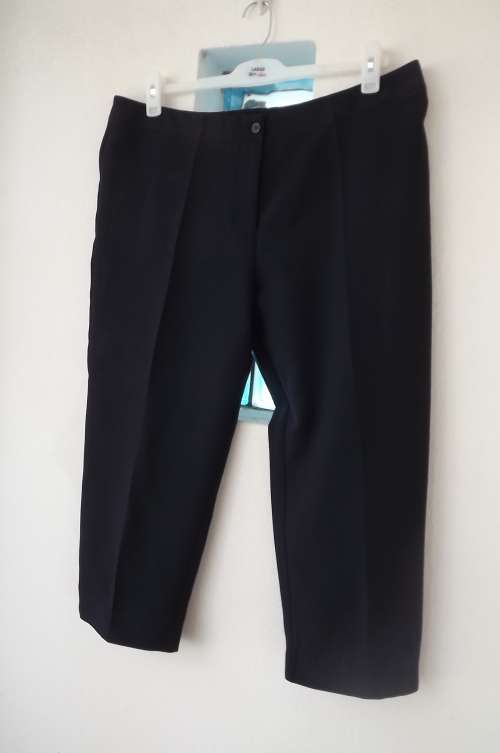 Smart navy cropped pants in size 42/18 by Rolando.In 100% wash + wear polyester.Middle 102cm