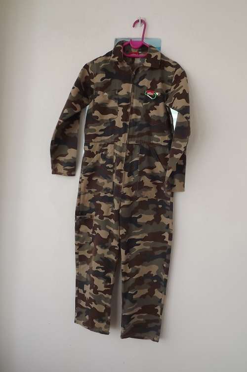 "Jonnson" camo jumpsuit for boy 8 to10 years old.Chest 79cm.Pockets galore.Used but  in good cond