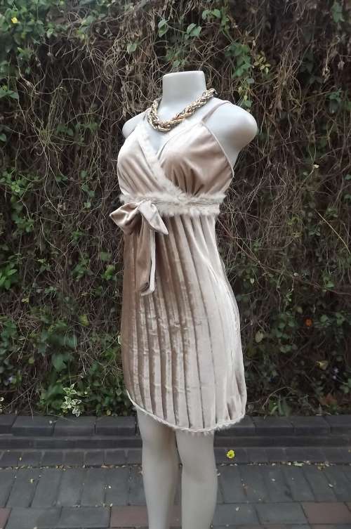 Pretty acrylic velvet permanent pleated short dress! Size 32/8.Empire style.Elasticated at back.