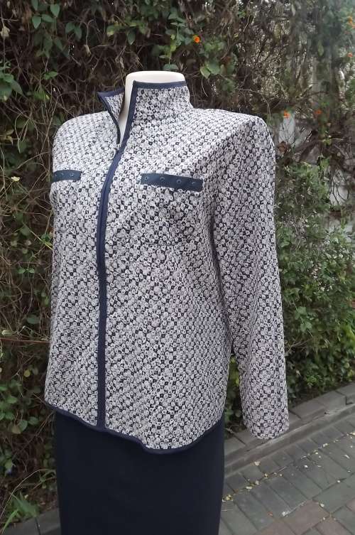 Macnificient jacket by Doolim with chinese collar and zippered front.Size 38/14.New condition.