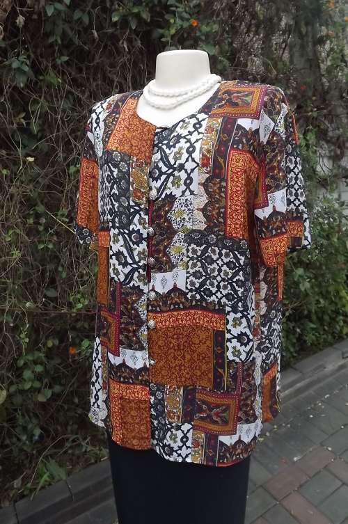 "Rene Taylor" sheer polyester top in navy and autumn patterned blocks..Size 42/18.Good cond