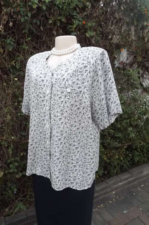 Lovely cream with tiny navy pattern top by Merien Hall size 38/14.Dummy pocket on front.As new