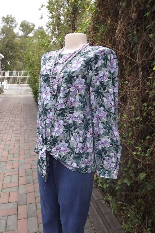 Beautiful 100% viscose purple and dark green floral top by Eastex. Size 36/12.Made in England