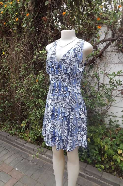 Chic blue floral 100% viscose summer dress size 32/8 by Truworths.Fold over empire top