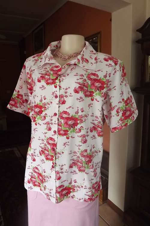 Cheery white shirt with pink flower posies by Prima Style size 42/18.100% cotton with little stretch