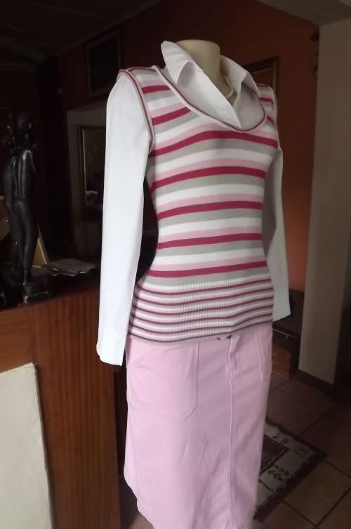 Acrylic knit horizontal striped top in grey/pink with white shirt by Truworths size 30/6.