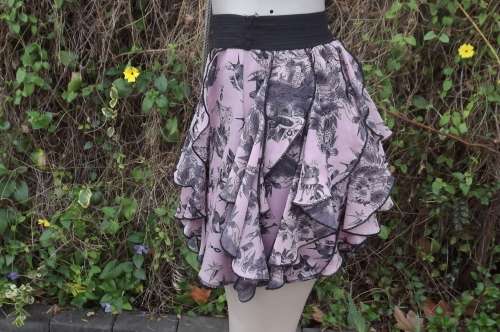 Flirty mini skirt with unique frills and elasticated waistband.By RT in size 32/8.In dusty pink