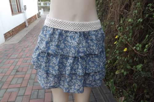 Sassy frilled mini skirt in cool steelblue cotton with tiny cream flower pattern.Size 36/12 by Tango