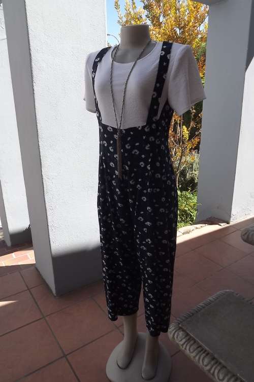 Comfy pan tsuit in navy and white floral viscose .Underlay in white lycra. By "Scotts" size 38/14