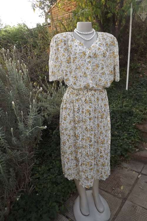 Pretty Outfit with Permanent Pleated Skirt size 18/42 & Short Sleeve Blouse/Jacket in size 20/44