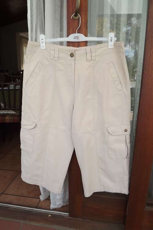 Beige cropped pants size 42/18.Authentic "Love it" fashion pants in 100% cotton.