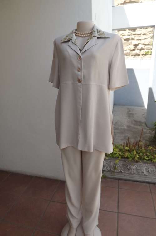 Stunning  Vintage Topics 2 piece pants suit in beige size 40/16.High waisted elegant pants.