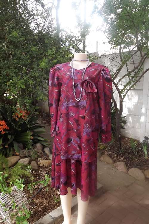 Fabulous burgundy colour vintage dress by Foshini size 38/14.Jewel neckline.Good condition