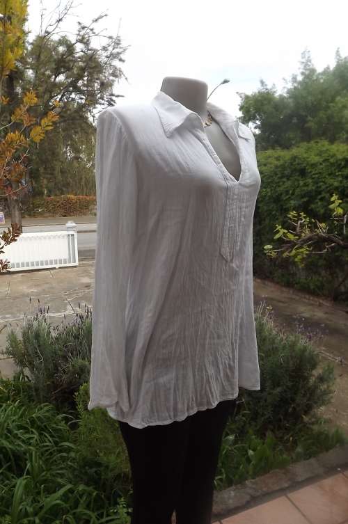 White 100% cotton top in creased fabric by Woolworths in size 36/12.V opening on front with collar