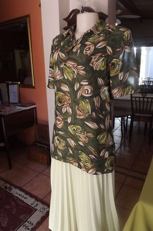 Greens & Beige Floral Top by Topics with collar in size 12/36 - high slits at sides - very good cond