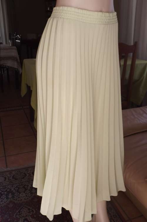 Fabulous mintgreen permanent pleated flare skirt.Size 36/12.In 100% textured polyester by Massumi