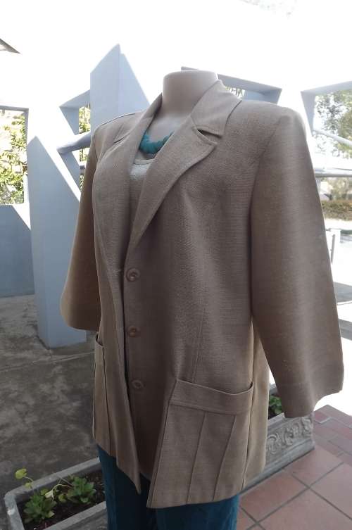 Timeless M.L Classics beige size 40/16 summer jacket in wash + wear heavy polyester.Pockets on front