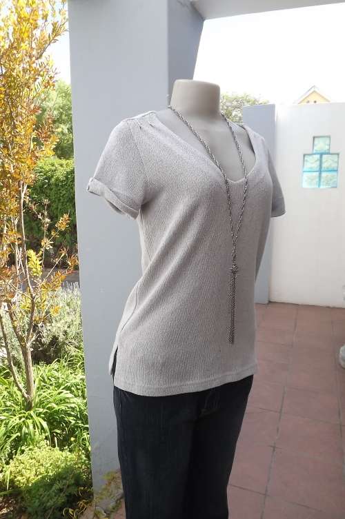 Lovely silvergrey V neck acrylic knit short sleeve top.Size 34/10.Short slits at sides.