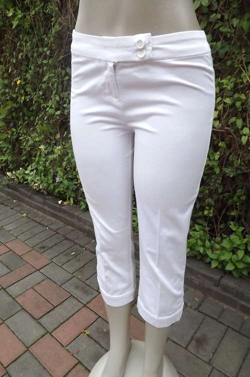 Super sexy white cropped pants in size 32/8.In 100% cotton.Dummy pockets at back.New condition