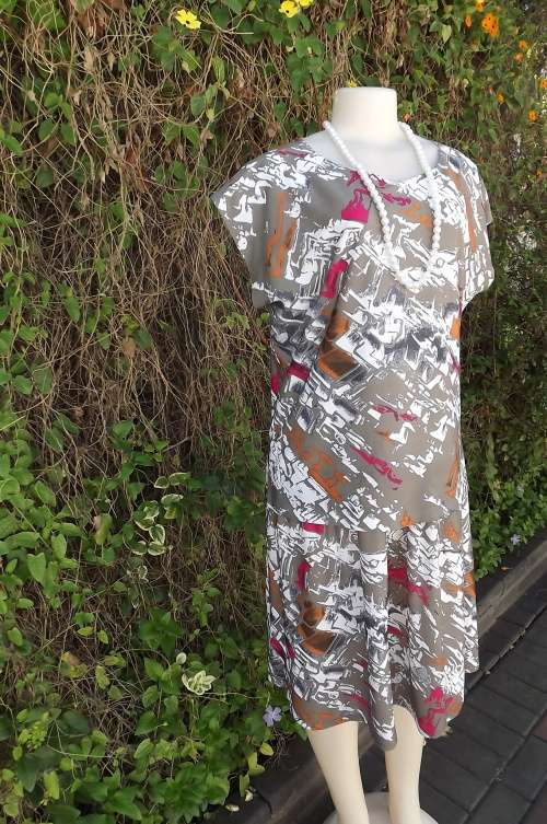 Olivegreen geometric print 100% polyester vintage dress.size 42/18.With white,pink and brick pattern