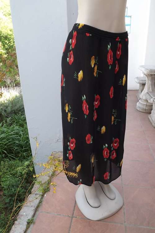 Black Topics Skirt in size 14/38-Narrow Permanent Pleated Polyester with Red & Yellow Floral Design