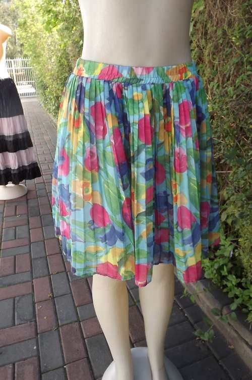 Cheerful floral pattern multicolour size 32/8.Skirt in 100% polyester. Kneelenght. By Woolworths.