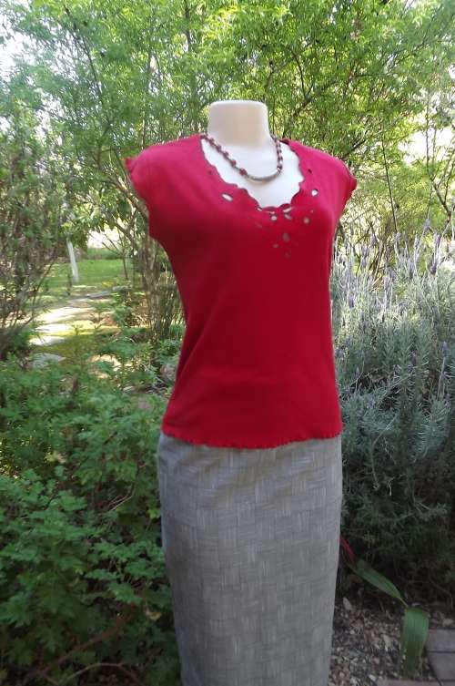 Cherry red 100% cotton sleeveless top by MILADY'S.Size 40/16.Scolloped rounded neckline