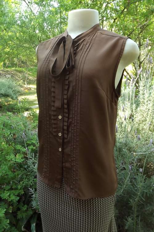 Lively brown silky polyester sleeveless top.Size 40/16.Banded collar.Can be tied in bow.