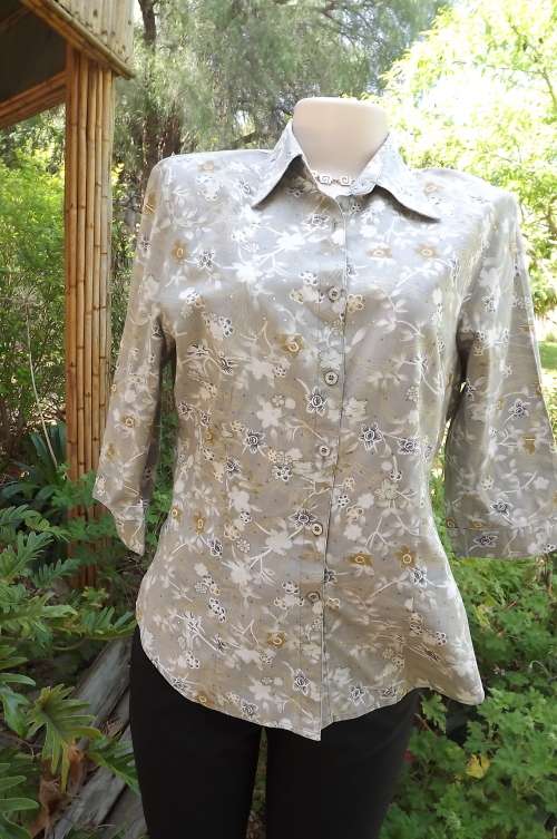 Silvergrey polycotton top in size 38/14 by "BE YOURSELF".Tiny glam dots on front.As new