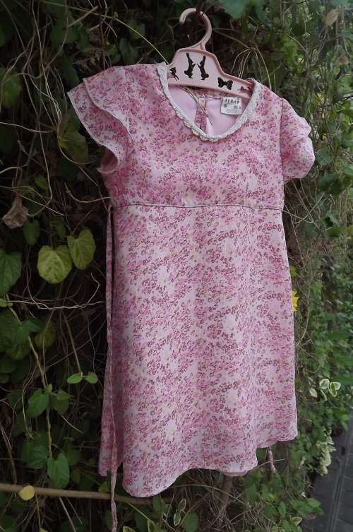 Cute little kiddies dress in pink floral creased polyester.Size for 2 to 3 years old by SYRUP.